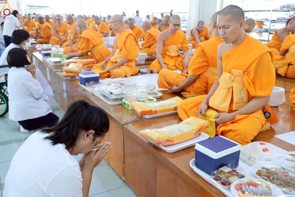 ภาพ No.230440:วันที่ 28 มิถุนายน พ.ศ. 2568 พิธีถวายภัตตาหารเมนูสวรรค์ เพื่อการบรรลุธรรม ณ หอฉันคุณยายอาจารย์ฯ วัดพระธรรมกาย