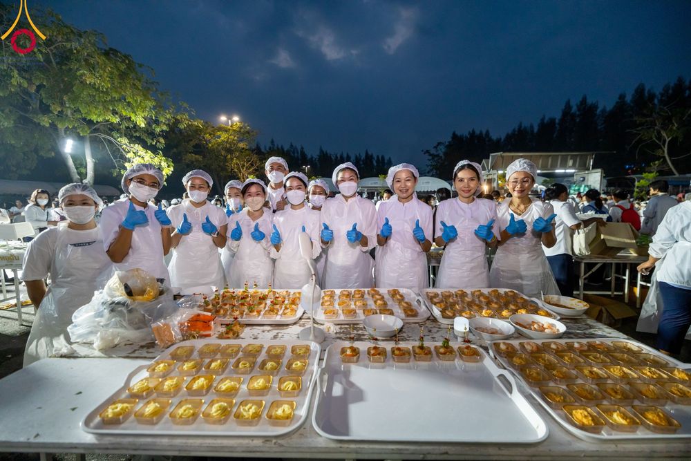 ภาพ No.111868:พิธีถวายภัตตาหารเป็นสังฆทาน แด่คณะพระธรรมยาตราฯ ในโครงการธรรมยาตรา กตัญญูบูชา มหาปูชนียาจารย์ พระมงคลเทพมุนี(สด จนฺทสโร) พระผู้ปราบมาร อนุสรณ์สถาน 7 แห่ง ปีที่ 12 วันที่ 14 มกราคม พ.ศ. 2567 ณ อนุสรณ์สถานมหาวิหารพระมงคลเทพมุนี  (โลตัสแลนด์) อ.สองพี่น้อง จ