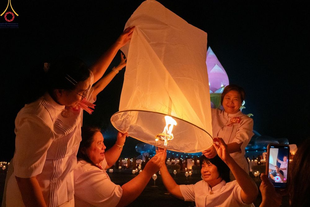 ภาพ No.175966:พิธีจุดประทีปโคมลาน, โคมลอยและลอยกระทง ถวายประทีปเป็นพุทธบูชา สร้างความสว่างไสวให้กับแผ่นดินด้วยแสงธรรม วันที่ 15 พฤศจิกายน พ.ศ. 2567 ณ พุทธอุทยานนานาชาติ อ.โพนพิสัย จ.หนองคาย