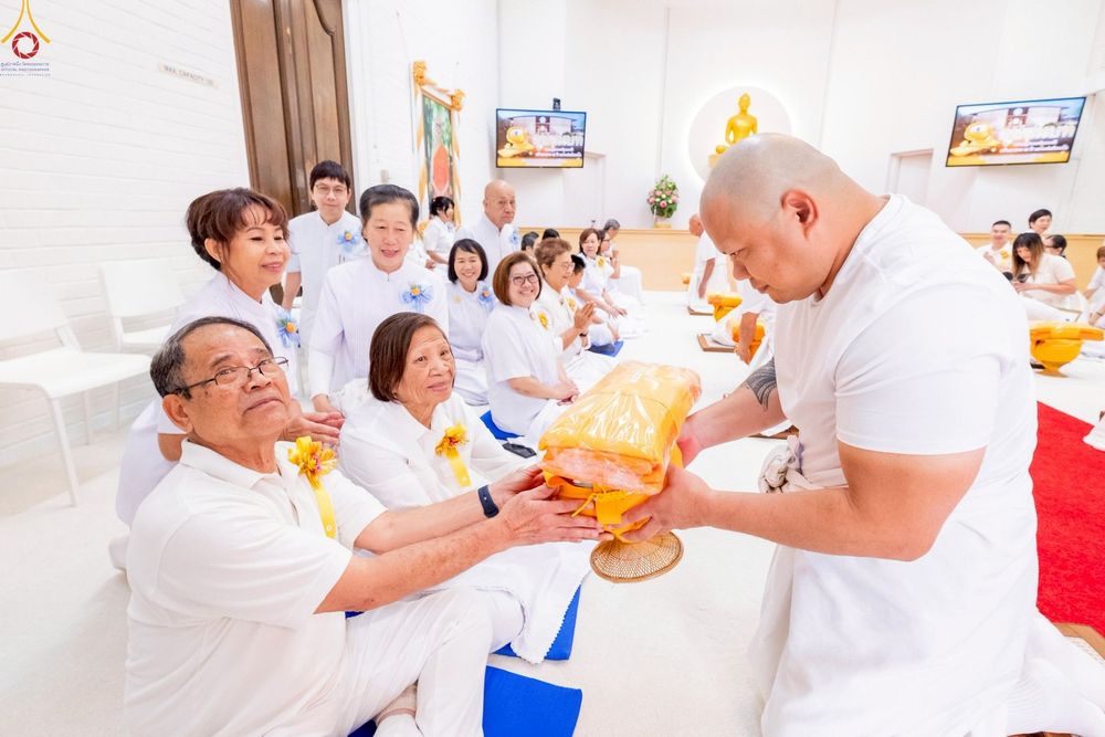 ภาพ No.252256:วันที่ 4-5 ตุลาคม พ.ศ. 2568  วัดพระธรรมกายแคลิฟอร์เนีย ประเทศสหรัฐอเมริกา ได้จัดพิธีตัดปอยผม โดยคณะสงฆ์ ญาติ ๆ และสาธุชน ให้กับนาคธรรมทายาท 8 ท่าน และได้จัดพิธีบรรพชา-อุปสมบท ฉลองพิธีทอดกฐินบรมจักรพรรดิ สร้างอุโบสถ 82 ปี บูชาธรรมหลวงพ่อธัมมชโย