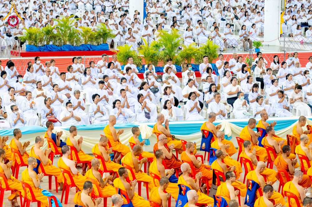 ภาพ No.215320:วันอาทิตย์ต้นเดือนที่ 6 เมษายน พ.ศ. 2568 พิธีบูชาข้าวพระ สภาธรรมกายสากล วัดพระธรรมกาย