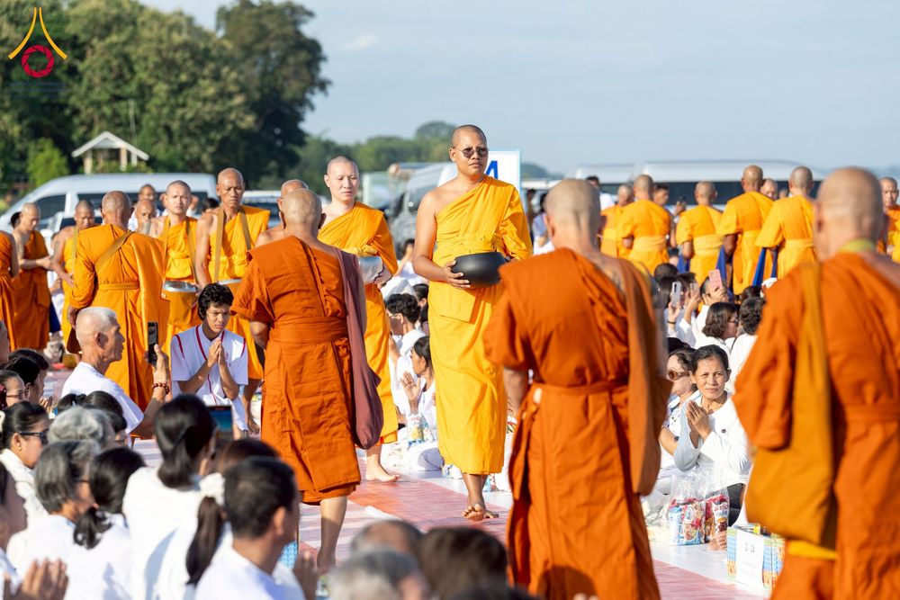 ภาพ No.250559:วันพุธที่ 8 ตุลาคม พ.ศ. 2568 พิธีตักบาตรเทโวโรหณะ ณ ลานธรรมปทุมรัตน์ธรรมเจดีย์ พุทธอุทยานนานาชาติ อ.โพนพิสัย จ.หนองคาย