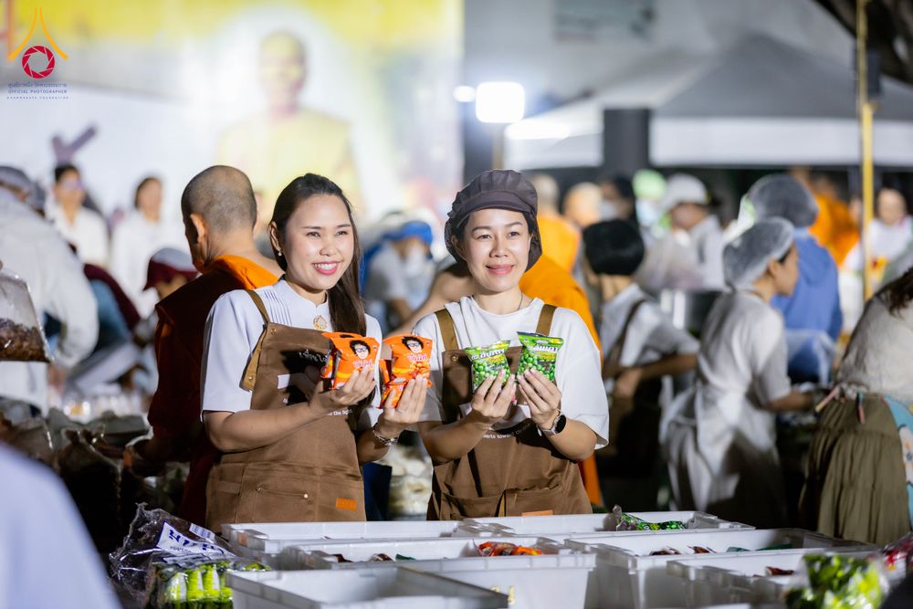 ภาพ No.289481:วันที่ 7 มกราคม พ.ศ. 2569 พิธีถวายภัตตาหารเป็นสังฆทาน แด่พระธรรมยาตรา ในโครงการธรรมยาตรา กตัญญูบูชา มหาปูชนียาจารย์ พระมงคลเทพมุนี(สด จนฺทสโร) พระผู้ปราบมาร อนุสรณ์สถาน 7 แห่ง ปีที่ 14 ณ อนุสรณ์สถานมหาวิหารพระมงคลเทพมุนี (โลตัสแลนด์) อ.สองพี่น้อง จ.สุพรร