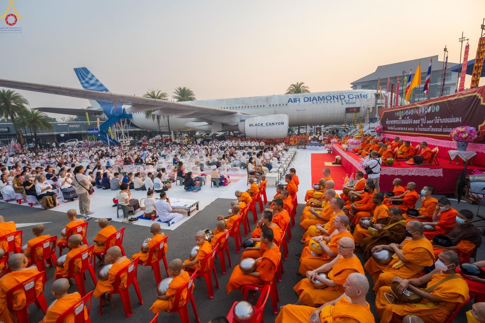 ภาพ No.321021:วันอาทิตย์ที่ ๑๒ เมษายน พ.ศ ๒๕๖๙ พิธีตักบาตรปี๋ใหม่เมืองพระภิกษุสงฆ์ ๓๓๙ รูป  อุทิศถวายพระราชกุศลสมเด็จพระนางสิริกิติ์  พระบรมราชินีนาถ พระบรมราชชนนีพันปีหลวง และฉลองเมืองแม่แตงครบรอบ ๑๑๙ ปี ณ ลานโรงแรมแอร์ไดมอนด์ อำเภอแม่แตง จังหวัดเชียงใหม่