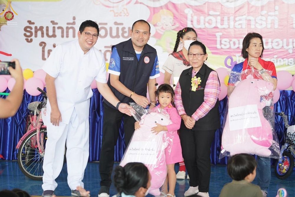 ภาพ No.71231:วัดพระธรรมกาย มูลนิธิธรรมกาย และคณะศิษยานุศิษย์ฯ ร่วมกับ อบต.คลองสาม และภาคีเครือข่ายฯ เปิดตัวสื่อนวัตกรรมพุทธประวัติผ่านแว่น VR สู่โลกเสมือนจริง - จัดแสดงนิทรรศการพลังความดี UG5 POWER เนื่องในงานวันเด็กแห่งชาติ ประจำปี พ.ศ.2566