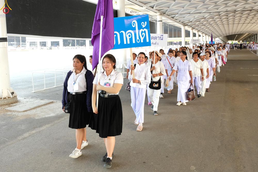 ภาพ No.324414:วันที่ 22 เมษายน พ.ศ.2569 (วันคุ้มครองโลก) งานถวายมหาสังฆทาน 40,000 กว่าวัดทั่วประเทศ บรรยากาศพระสังฆาธิการและสาธุชน  เดินทางเข้าลานธรรม วัดพระธรรมกาย
