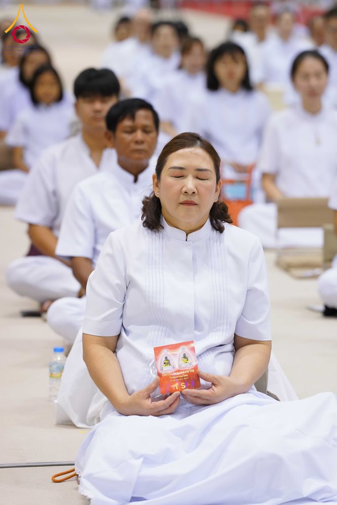 ภาพ No.337963:วันอาทิตย์ต้นเดือน 5 กรกฎาคม พ.ศ.2569 สัมมนาพิเศษ พิธีมอบพระของขวัญ ณ ห้องแก้วสารพัด1 วัดพระธรรมกาย