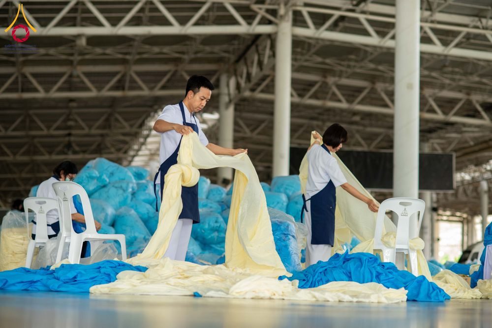 ภาพ No.325448:วันที่ 25 เมษายน พ.ศ.2569  เจ้าหน้าที่และอาสาสมัครรับบุญเก็บผ้าระบาย ผ้ารับประเคน ล้างถังน้ำแข็ง งานถวายมหาสังฆทาน 40,000 กว่าวัดทั่วประเทศ  ณ วิหารคด, สภาธรรมกายสากล วัดพระธรรมกาย