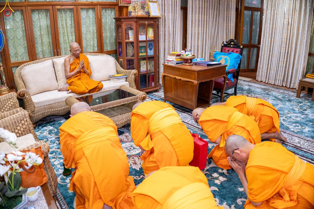 ภาพ No.286240:วันที่ 12 กรกฎาคม พศ.2568 (แรม 2 ค่ำ เดือน 8) พระภิกษุวัดพระธรรมกาย ทำวัตรพระผู้ใหญ่ เนื่องในวันเข้าพรรษา
