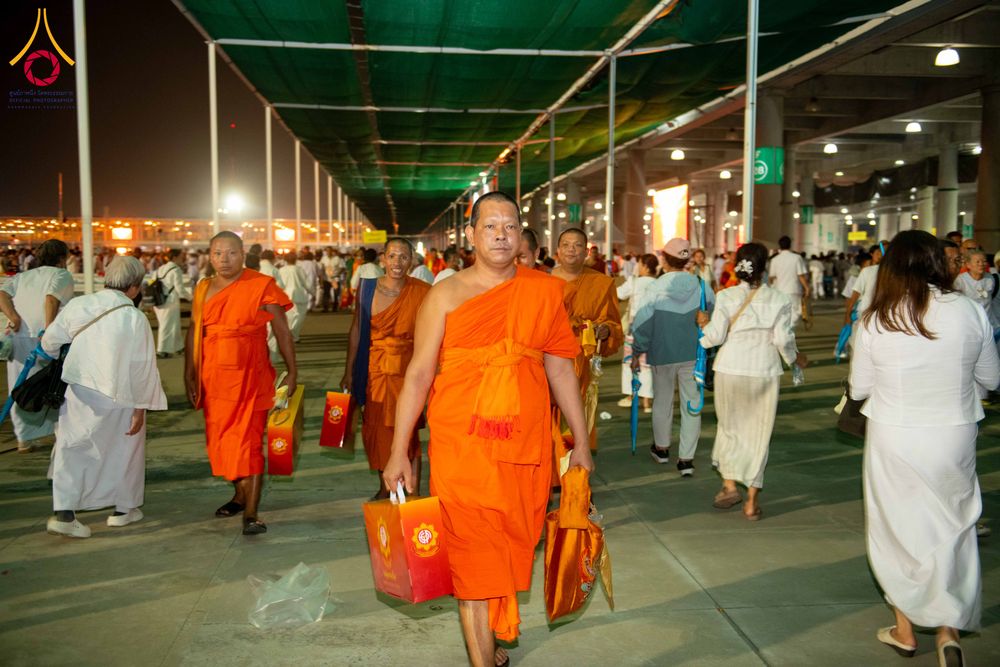 ภาพ No.324489:วันที่ 22 เมษายน พ.ศ.2569 (วันคุ้มครองโลก) บรรยากาศพระสังฆาธิการและสาธุชน การเดินทางกลับ งานถวายมหาสังฆทาน 40,000 กว่าวัดทั่วประเทศ วัดพระธรรมกาย