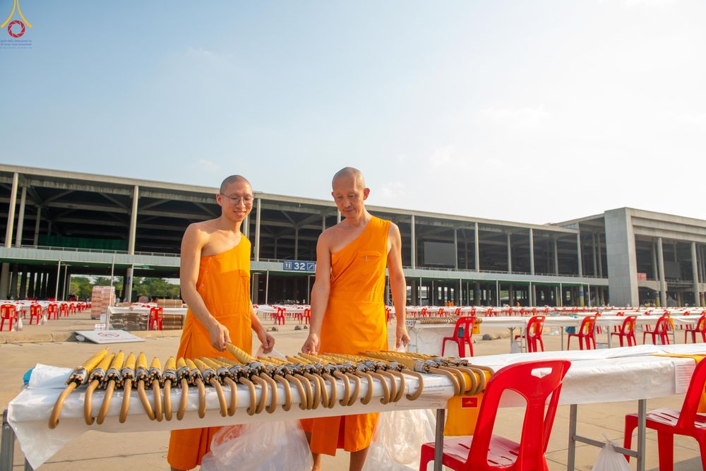 ภาพ No.322679:วันที่ 17 เมษายน พ.ศ.2569 การเรียงกล่องไทยธรรม เรียงน้ำดื่ม เรียงร่ม ณ ลานธรรมพระมหาธรรมกายเจดีย์ เพื่องานถวายมหาสังฆทาน 40,000 กว่าวัดทั่วประเทศ วันคุ้มครองโลก 22 เมษายน พ.ศ.2569 วัดพระธรรมกาย