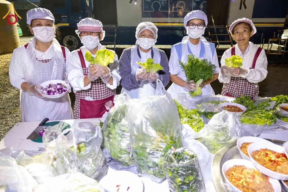 ภาพ No.295456:วันที่ 16 มกราคม พ.ศ. 2569 พิธีถวายภัตตาหารเป็นสังฆทาน แด่พระธรรมยาตรา ณ วัดโบสถ์บน ต.บางคูเวียง จ.นนทบุรี อนุสรณ์สถานลำดับที่ 4 สถานที่เกิดด้วยกายธรรม ในโครงการธรรมยาตรา กตัญญูบูชา มหาปูชนียาจารย์ พระมงคลเทพมุนี(สด จนฺทสโร) พระผู้ปราบมาร อนุสรณ์สถาน 7 แ