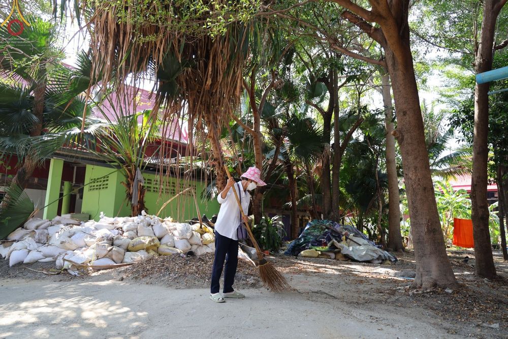 ภาพ No.71554:พระธรรมยาตรา ปฏิบัติศาสนกิจ ทำนุบำรุงศาสนสถาน, ปฏิบัติธรรม ร่วมกับชุมชน,นักเรียนเด็กดีวีสตาร์ และร่วมพิธีทอดผ้าป่าบำรุงศาสนสถาน ในโครงการธรรมยาตรากตัญญูบูชา มหาปูชนียาจารย์ พระมงคลเทพมุนี(สด จนฺทสโร) พระผู้ปราบมาร อนุสรณ์สถาน 7 แห่ง ปีที่ 11 ณ วัดสองพี่น