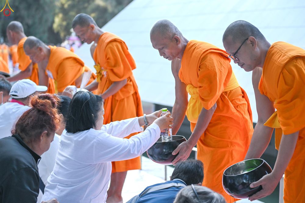 ภาพ No.289424:วันที่ 7 มกราคม พ.ศ. 2569 พิธีตักบาตรพระธรรมยาตรา ณ อนุสรณ์สถานลำดับที่ 1 สถานที่เกิดด้วยรูปกายเนื้อ อนุสรณ์สถานมหาวิหารพระมงคลเทพมุนี (โลตัสแลนด์) อ.สองพี่น้อง จ.สุพรรณบุรี ในโครงการธรรมยาตรา กตัญญูบูชา มหาปูชนียาจารย์ พระมงคลเทพมุนี(สด จนฺทสโร) พระผู้ป