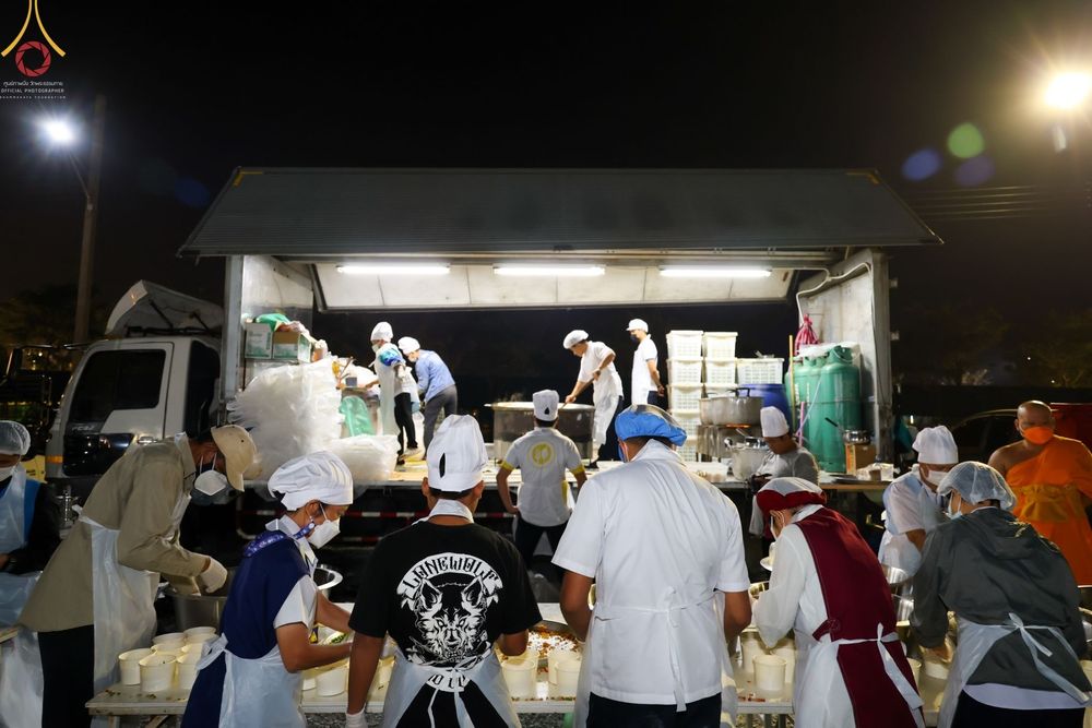 ภาพ No.73975:พิธีถวายภัตตาหารเป็นสังฆทาน แด่คณะพระธรรมยาตราฯ ในโครงการธรรมยาตรากตัญญูบูชา มหาปูชนียาจารย์ พระมงคลเทพมุนี(สด จนฺทสโร) พระผู้ปราบมาร อนุสรณ์สถาน 7 แห่ง ปีที่ 11 วันที่ 24 มกราคม พ.ศ. 2566