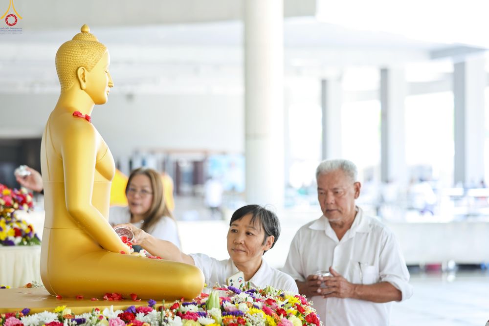 ภาพ No.322273:วันที่ 13 เมษายน พ.ศ.2569 สาธุชนสรงน้ำพระ เนื่องในวันสงกรานต์ ณ หอฉันคุณยายอาจารย์ วัดพระธรรมกาย