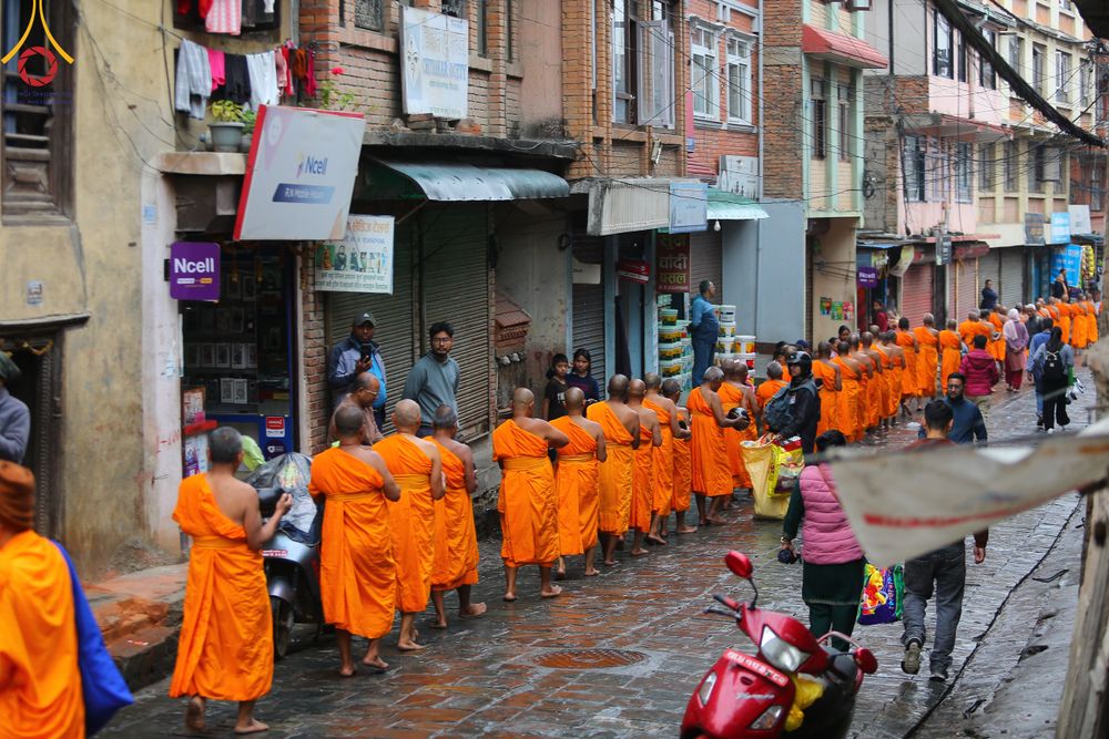 ภาพ No.317155:วันจันทร์ที่ 30 มีนาคม พ.ศ.2569 จาริกบิณฑบาตสยมภูนาทสู่พระราชวังหนุมานโดกา ประเทศเนปาล