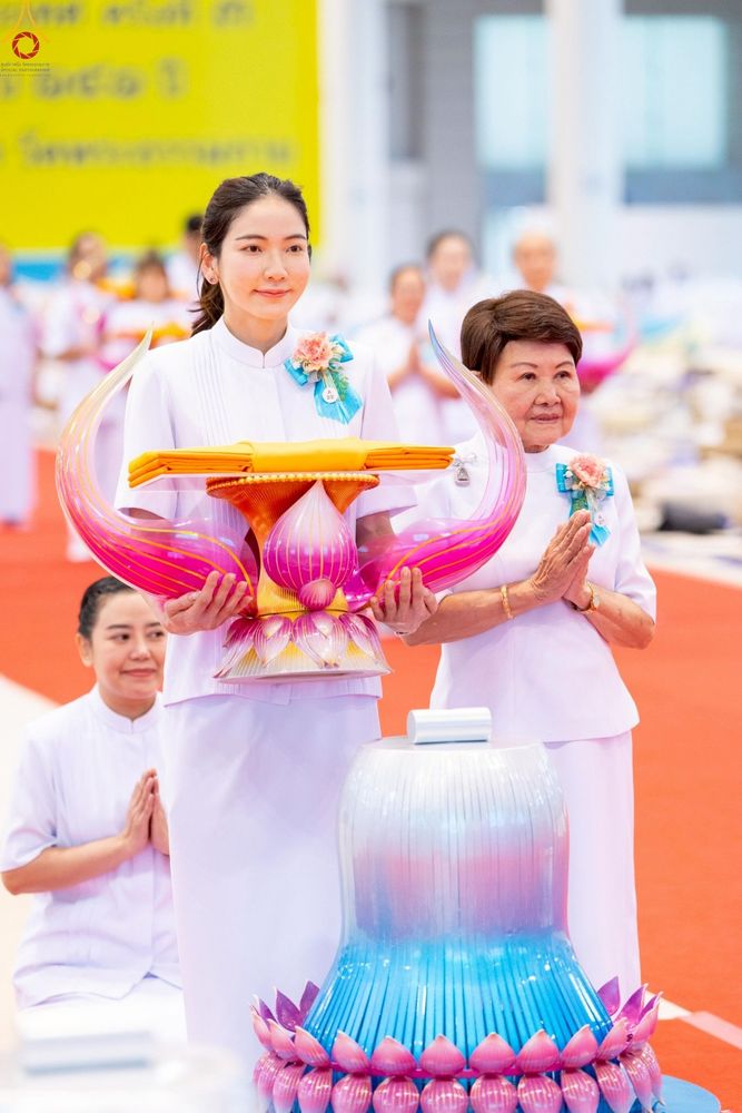 ภาพ No.251686:วันที่ 10 ตุลาคม พ.ศ. 2568 พิธีทอดผ้าป่าสมทบกฐินวัดพระธรรมกาย และสมทบกฐิน 30,000 กว่าวัดทั่วประเทศ ครั้งที่ 3 ณ สภาธรรมกายสากล วัดพระธรรมกาย