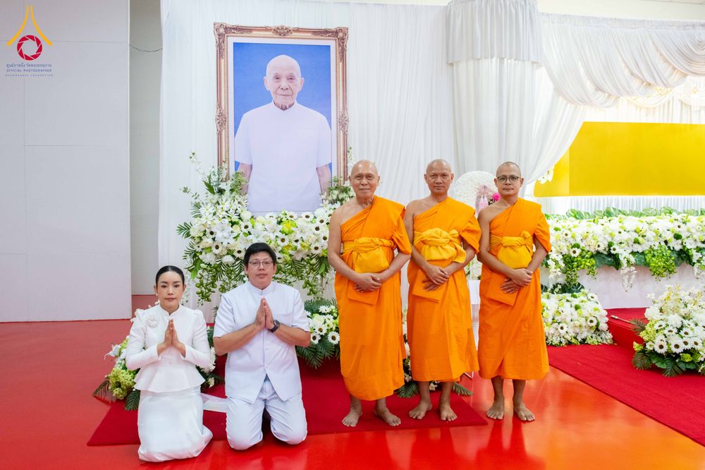 ภาพ No.314401:วันพฤหัสบดีที่ 19 มีนาคม พ.ศ. 2569 พิธีบำเพ็ญกุศล คุณพ่อณรงค์ จินตมากุล โยมบิดา พระครูปลัดรัตนวีรวัฒน์ (รังสฤษดิ์ อิทฺธิจินตโก) ที่ปรึกษาเจ้าคณะจังหวัดปทุมธานี เจ้าอาวาสวัดพระธรรมกาย  ณ ห้องปลูกศรัทธา 2 วัดพระธรรมกาย ปทุมธานี