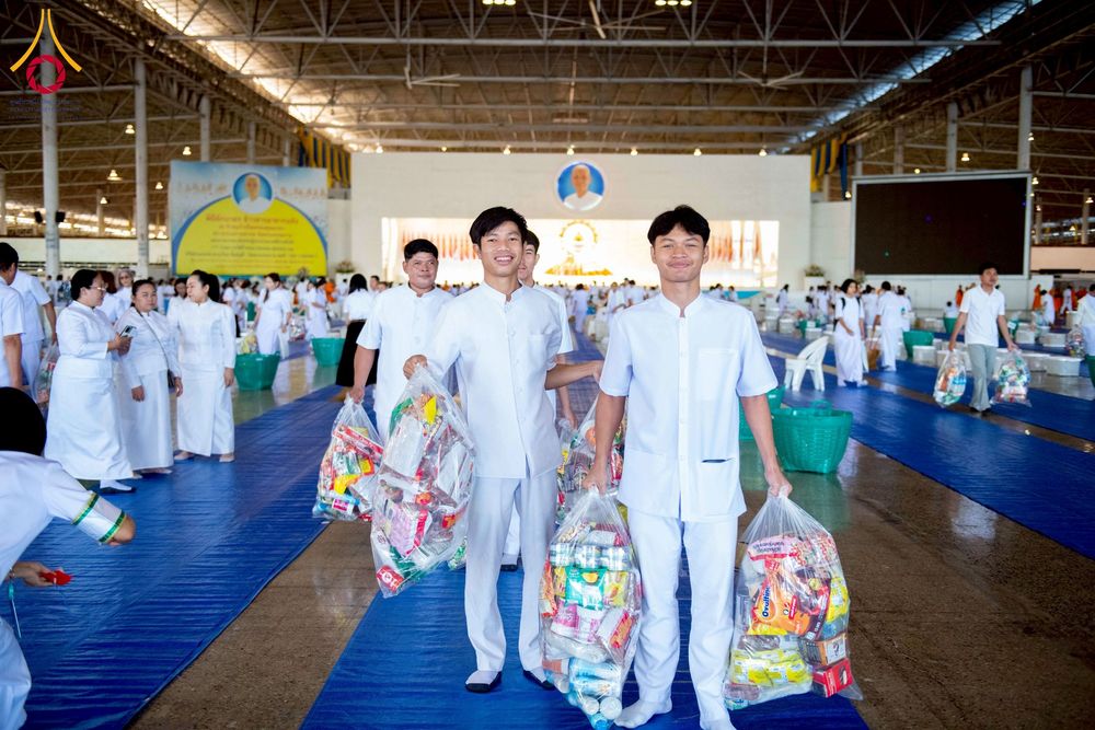 ภาพ No.277058:วันอาทิตย์ที่ 7 ธันวาคม พ.ศ. 2568 พิธีตักบาตรอาทิตย์ต้นเดือน ณ บ้านแก้วเรือนทองคุณยายฯ วัดพระธรรมกาย