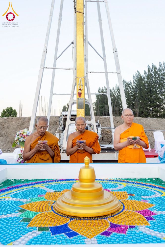 ภาพ No.275149:วันอาทิตย์ที่ 30 พฤศจิกายน พ.ศ. 2568 พิธีตอกเสาเข็ม "สร้างองค์พระเจดีย์เพื่อสร้างสันติภาพโลก" ต้นสุดท้าย ณ ศูนย์ปฏิบัติธรรมระยอง (บ้านช่องลม)