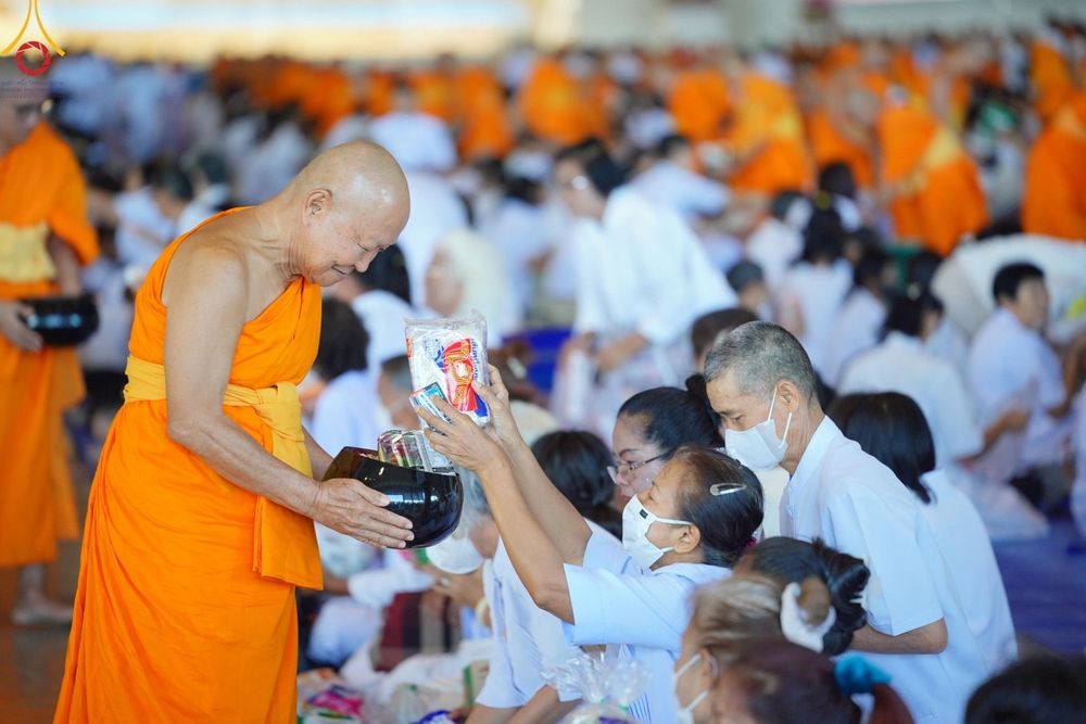 ภาพ No.151062:พิธีตักบาตร ในวันอาทิตย์ต้นเดือน วันที่ 1 กันยายน พ.ศ. 2567 ณ สภาธรรมกายสากล วัดพระธรรมกาย