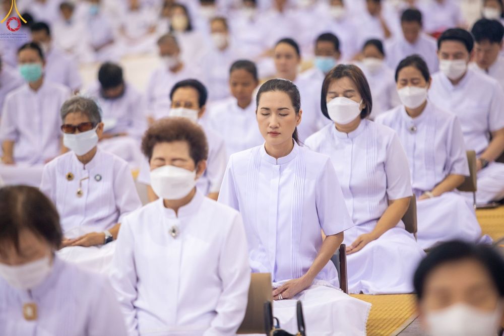 ภาพ No.89510:พิธีตักบาตร ข้าวสารอาหารแห้ง พิธีบูชาข้าวพระ และพิธีจุดเทียนใจ ไฟนิรันดร์  อนันตชัย ณ สภาธรรมกายสากล วัดพระธรรมกาย วันอาทิตย์ที่ 1 ตุลาคม พ.ศ. 2566