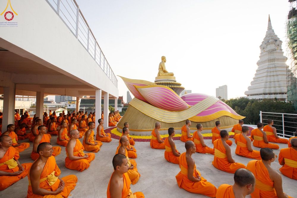 ภาพ No.201364:พระธรรมยาตราปฏิบัติธรรม และถ่ายภาพหมู่ประวัติศาสตร์ ณ อาคารธรรมยาตรา กตัญญูบูชามหาปูชนียาจารย์  ตรงข้ามวัดปากน้ำภาษีเจริญ จ.กรุงเทพมหานคร ในโครงการธรรมยาตรา กตัญญูบูชา มหาปูชนียาจารย์ พระมงคลเทพมุนี(สด จนฺทสโร) พระผู้ปราบมาร อนุสรณ์สถาน 7 แห่ง ปีที่ 13