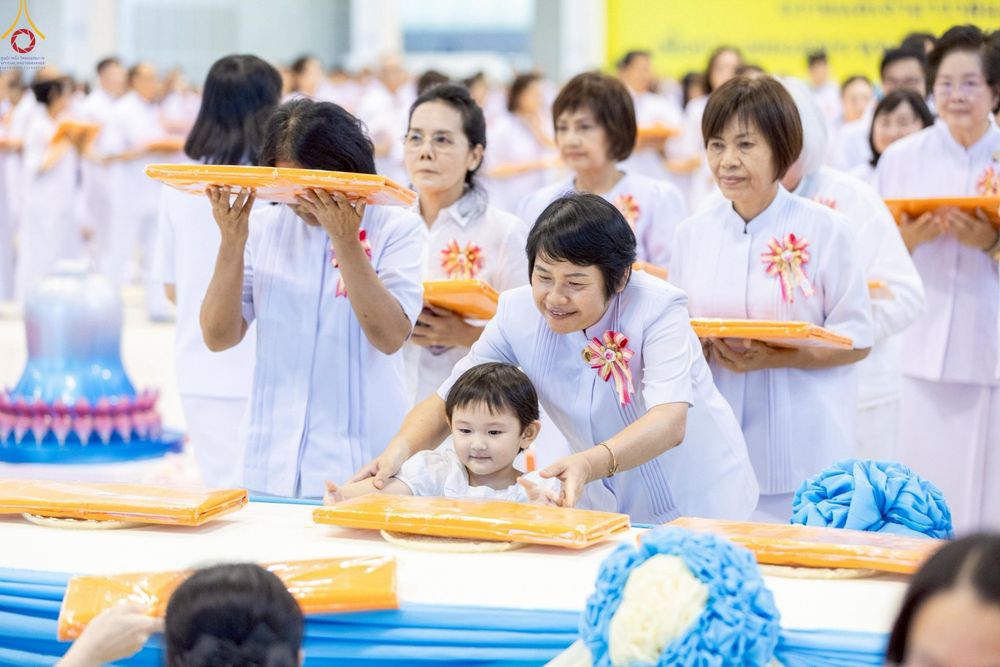 ภาพ No.277545:วันอาทิตย์ต้นเดือนที่ 7 ธันวาคม พ.ศ.2568 พิธีทอดผ้าป่าต้นสมบัติจักรพรรดิ ณ สภาธรรมกายสากล วัดพระธรรมกาย