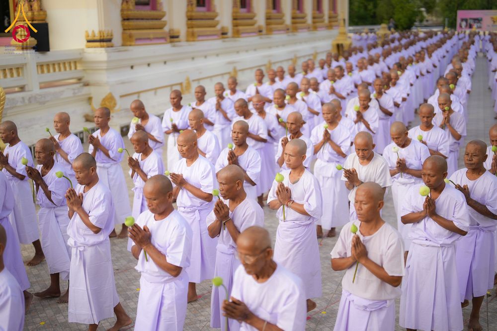 ภาพ No.278549:วันอาทิตย์ที่ 14 ธันวาคม พ.ศ.2568  พิธีเวียนประทักษิณ พิธีวันทาสีมาพระประธาน โครงการบวชบูชาธรรมมหาปูชนียาจารย์ ของศูนย์ปฏิบัติธรรมบุรีรัมย์ ณ วัดกลาง พระอารามหลวง จังหวัดบุรีรัมย์