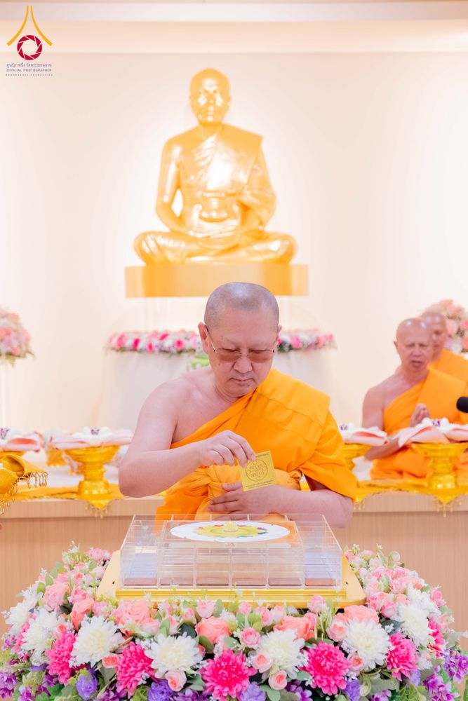 ภาพ No.319145:วันที่ 29 มีนาคม พ.ศ.2569 พิธีอัญเชิญรูปหล่อพระมงคลเทพมุนี (สด จนฺทสโร) ประดิษฐาน ณ ห้องปฏิบัติธรรม “มงคลรัตนโชติ”  วัดพระธรรมกายชิคาโก ประเทศสหรัฐอเมริกา