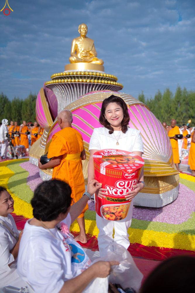 ภาพ No.302730:วันที่ 24 มกราคม พ.ศ. 2569 พิธีตักบาตรพระธรรมยาตรา(ภาพชุดที่ 2) ณ อนุสรณ์สถานลำดับที่ 5 สถานที่เผยแผ่วิชชาธรรมกายครั้งแรก อนุสรณ์สถานบางปลา วัดบางปลา อำเภอบางเลน จังหวัดนครปฐม ในโครงการธรรมยาตรา กตัญญูบูชา มหาปูชนียาจารย์ พระมงคลเทพมุนี(สด จนฺทสโร) พระผู