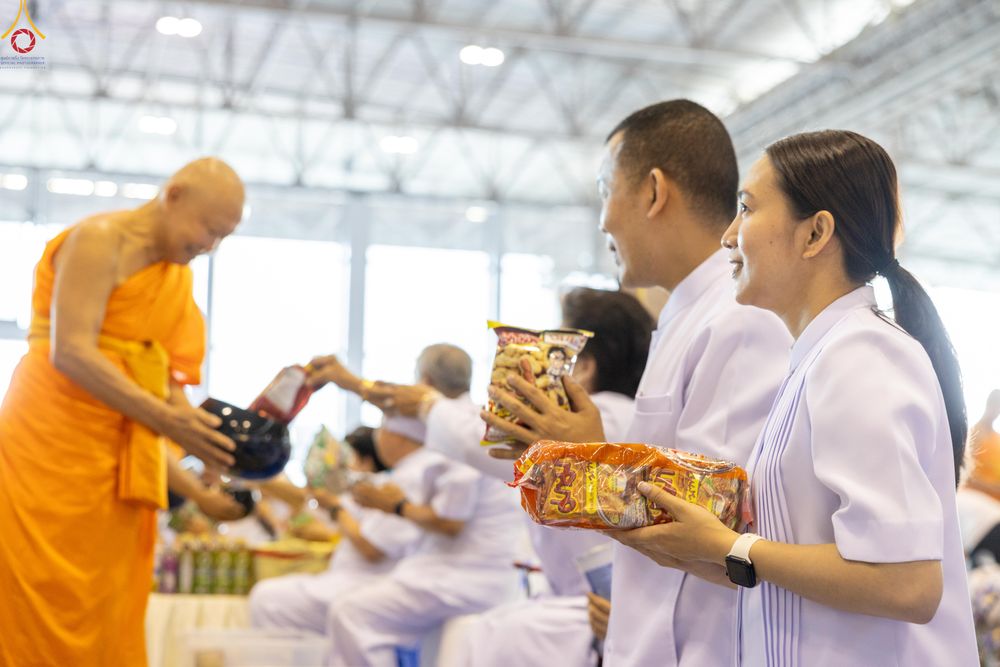 ภาพ No.311365:วันอาทิตย์ต้นเดือนที่ 1 มีนาคม พ.ศ.2569 พิธีตักบาตร และ พิธีบูชาข้าวพระ ณ สภาธรรมกายสากล วัดพระธรรมกาย