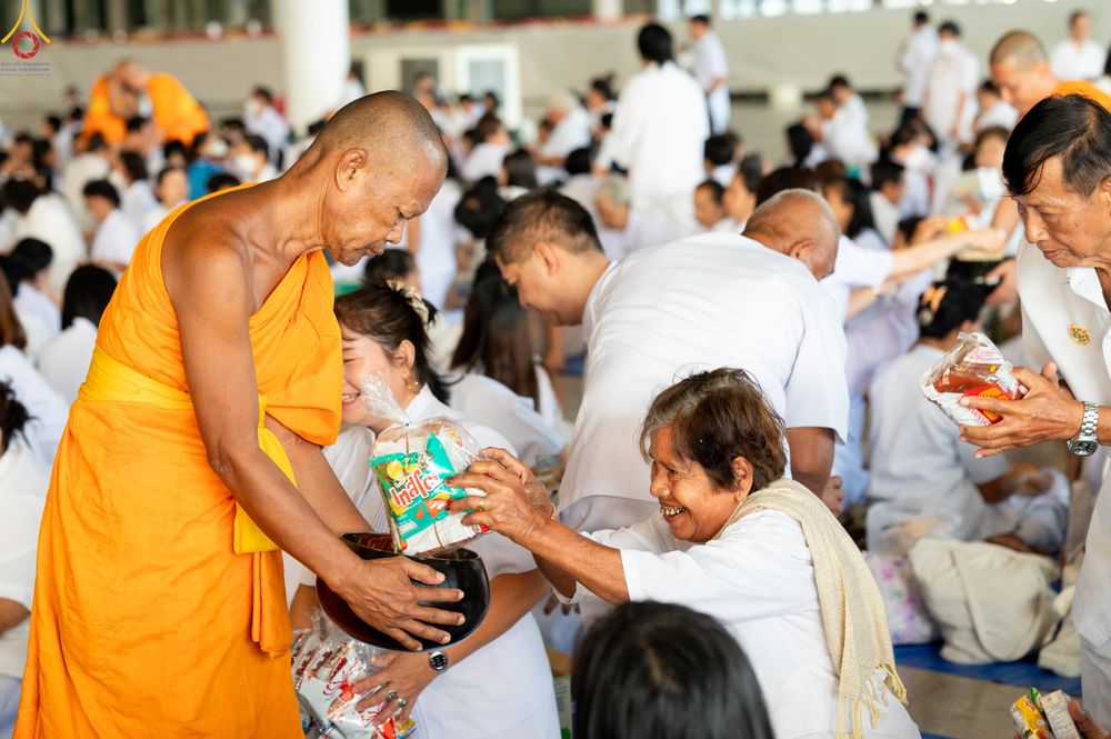 ภาพ No.318186:วันอาทิตย์ต้นเดือนที่ 5 เมษายน พ.ศ.2569 พิธีตักบาตร ณ บ้านแก้วเรือนทองคุณยายอาจารย์ฯ วัดพระธรรมกาย