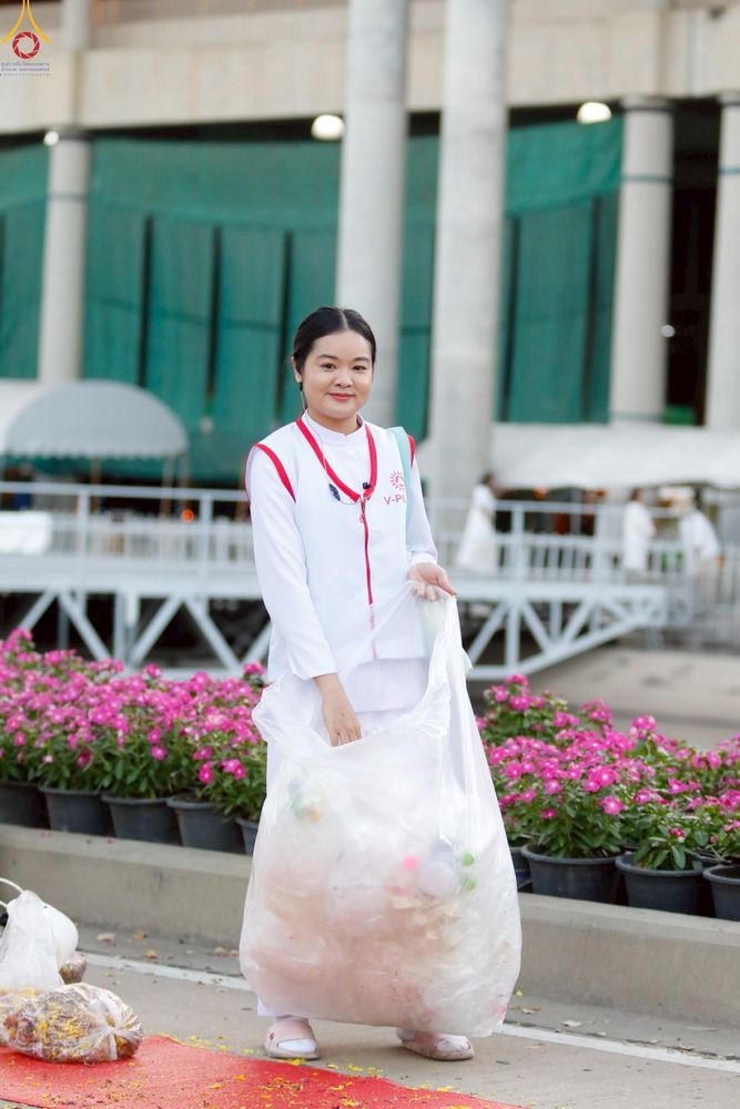 ภาพ No.296092:ภาพเบื้องหลังอาสาสมัครรวมใจ ชุดที่ 1 ในโครงการธรรมยาตรา กตัญญูบูชา มหาปูชนียาจารย์ พระมงคลเทพมุนี(สด จนฺทสโร) พระผู้ปราบมาร อนุสรณ์สถาน 7 แห่ง ปีที่ 14