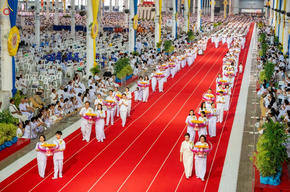 ภาพ No.318442:วันอาทิตย์ต้นเดือนที่ 5 เมษายน พ.ศ.2569 พิธีทอดผ้าป่าสมทบมหาสังฆทาน 40,000 กว่าวัดทั่วประเทศ ณ สภาธรรมกายสากล วัดพระธรรมกาย