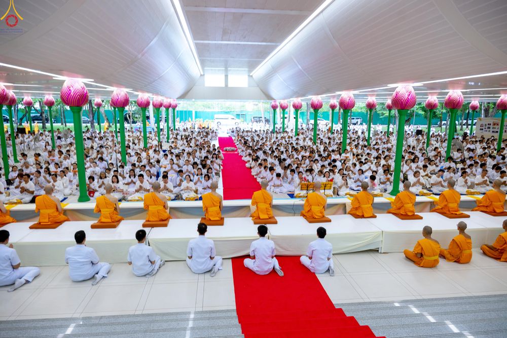 ภาพ No.330899:วันวิสาขบูชา อาทิตย์ที่ 31 พฤษภาคม พ.ศ.2569 พิธีบรรพชาสามเณรอุบาสก 11 ท่าน , พิธีถวายบาตรผ้าไตร และจตุปัจจัยไทยธรรม แด่สามเณร , พิธีอุปสมบทอุทิศชีวิต , พิธีกล่าวคำกัปปิยภัณฑ์  ณ อุโบสถพระไตรปิฎก วัดพระธรรมกาย จังหวัดปทุมธานี