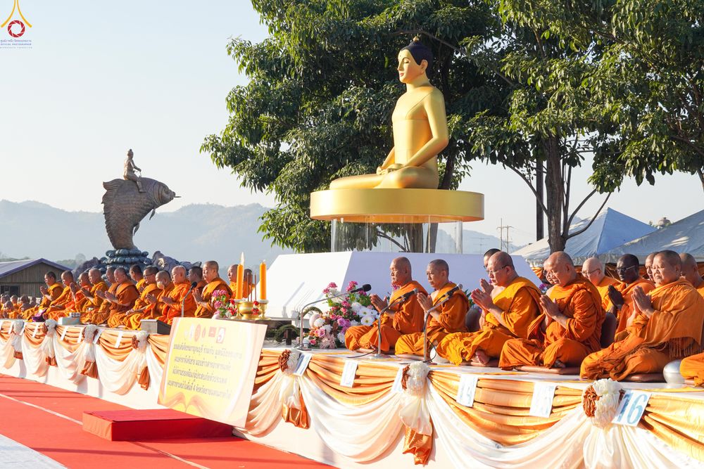 ภาพ No.282654:วันเสาร์ที่ 20 ธันวาคม พ.ศ.2568 พิธีตักบาตรพระ 10,000 รูป (ชุด 2) เนื่องในโอกาส 194 ปี จังหวัดกาญจนบุรี และอุทิศส่วนกุศลให้แด่บรรพชนทั้งหลาย บริเวณถนนสองแคว (Skywalk) เมืองกาญจนบุรี