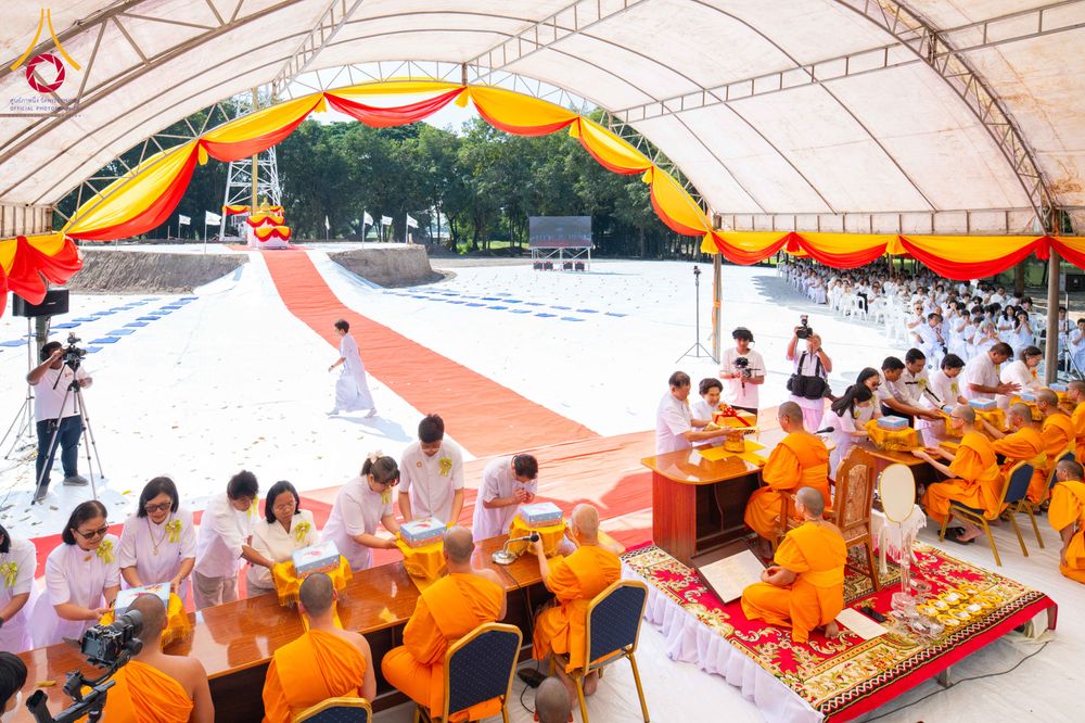 ภาพ No.285786:วันพุธที่ 10 ธันวาคม พ.ศ.2568  พิธีตอกเสาเข็มมงคลต้นสุดท้าย รองรับองค์พระเจดีย์เพื่อสร้างสันติภาพโลก ณ ศูนย์ปฏิบัติธรรมและศูนย์อบรมเยาวชน ชัยนาท