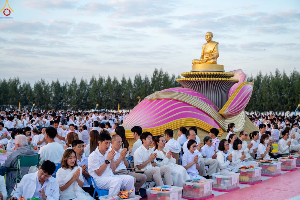 ภาพ No.302470:วันที่ 24 มกราคม พ.ศ. 2569 พิธีตักบาตรพระธรรมยาตรา ณ อนุสรณ์สถานลำดับที่ 5 สถานที่เผยแผ่วิชชาธรรมกายครั้งแรก อนุสรณ์สถานบางปลา วัดบางปลา อำเภอบางเลน จังหวัดนครปฐม ในโครงการธรรมยาตรา กตัญญูบูชา มหาปูชนียาจารย์ พระมงคลเทพมุนี(สด จนฺทสโร) พระผู้ปราบมาร อนุส