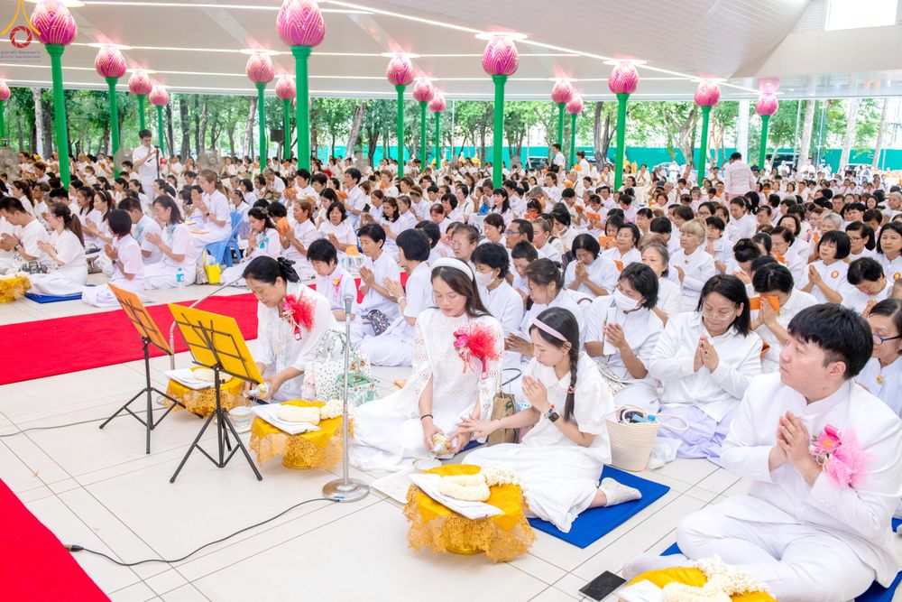 ภาพ No.330906:วันวิสาขบูชา อาทิตย์ที่ 31 พฤษภาคม พ.ศ.2569 พิธีบรรพชาสามเณรอุบาสก 11 ท่าน , พิธีถวายบาตรผ้าไตร และจตุปัจจัยไทยธรรม แด่สามเณร , พิธีอุปสมบทอุทิศชีวิต , พิธีกล่าวคำกัปปิยภัณฑ์  ณ อุโบสถพระไตรปิฎก วัดพระธรรมกาย จังหวัดปทุมธานี