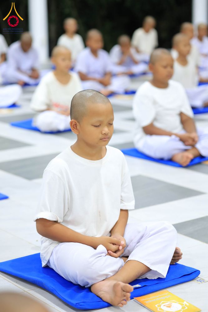 ภาพ No.319929:วันที่ 1 เมษายน พ.ศ.2569 นาคน้อยว่าที่สามเณรธรมทายาท จำนวน 98 คน  ร่วมกันสวดมนต์ทำวัตรเย็นและนั่งสมาธิ ณ ศูนย์ปฏิบัติธรรมบุรีรัมย์ จ.บุรีรัมย์