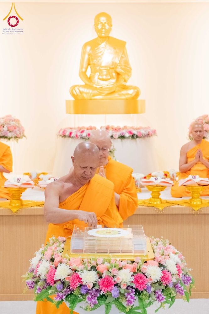 ภาพ No.319148:วันที่ 29 มีนาคม พ.ศ.2569 พิธีอัญเชิญรูปหล่อพระมงคลเทพมุนี (สด จนฺทสโร) ประดิษฐาน ณ ห้องปฏิบัติธรรม “มงคลรัตนโชติ”  วัดพระธรรมกายชิคาโก ประเทศสหรัฐอเมริกา