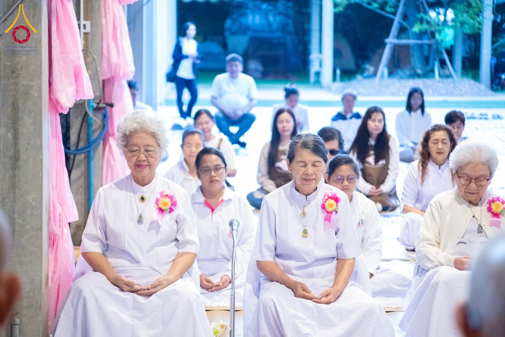 ภาพ No.288083:วันที่ 4 มกราคม พ.ศ. 2569 พิธีถวายภัตตาหารเป็นสังฆทาน แด่พระธรรมยาตรา ในโครงการธรรมยาตรา กตัญญูบูชา มหาปูชนียาจารย์ พระมงคลเทพมุนี(สด จนฺทสโร) พระผู้ปราบมาร อนุสรณ์สถาน 7 แห่ง ปีที่ 14 ณ อนุสรณ์สถานมหาวิหารพระมงคลเทพมุนี (โลตัสแลนด์) อ.สองพี่น้อง จ.สุพรร