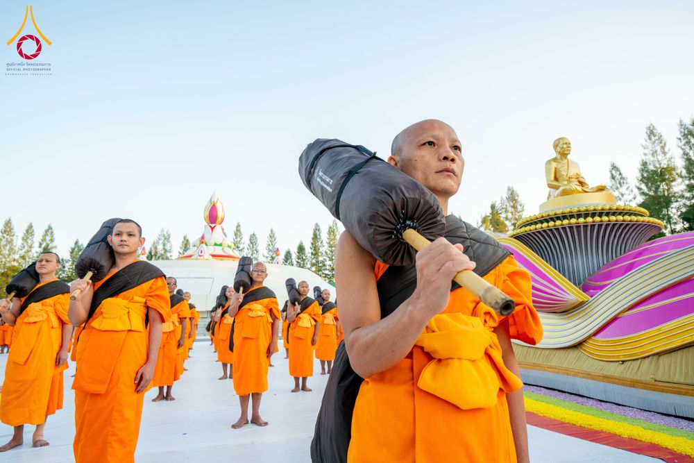 ภาพ No.290649:วันที่ 8 มกราคม พ.ศ. 2569 พระธรรมยาตราปฏิบัติธรรม และถ่ายภาพหมู่ประวัติศาสตร์ ในโครงการธรรมยาตรา กตัญญูบูชามหาปูชนียาจารย์ พระมงคลเทพมุนี(สด จนฺทสโร) พระผู้ปราบมาร อนุสรณ์สถาน 7 แห่ง ปีที่ 14 ณ อนุสรณ์สถานคลองบางนางแท่น อ.สามพราน จ.นครปฐม