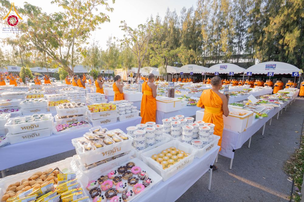 ภาพ No.292713:วันที่ 12 มกราคม พ.ศ. 2569 พิธีถวายภัตตาหารเป็นสังฆทาน แด่พระธรรมยาตรา ณ อนุสรณ์สถานมหาวิหารพระมงคลเทพมุนี (โลตัสแลนด์) อ.สองพี่น้อง จ.สุพรรณบุรี ในโครงการธรรมยาตรา กตัญญูบูชา มหาปูชนียาจารย์ พระมงคลเทพมุนี(สด จนฺทสโร) พระผู้ปราบมาร อนุสรณ์สถาน 7 แห่ง ปี