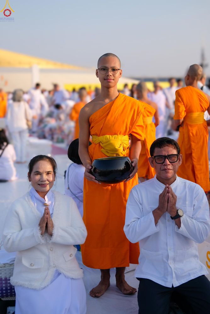 ภาพ No.279932:วันที่ 1 มกราคม พ.ศ.2569 พิธีตักบาตรในวันขึ้นปีใหม่ ณ ลานธรรม วัดพระธรรมกาย