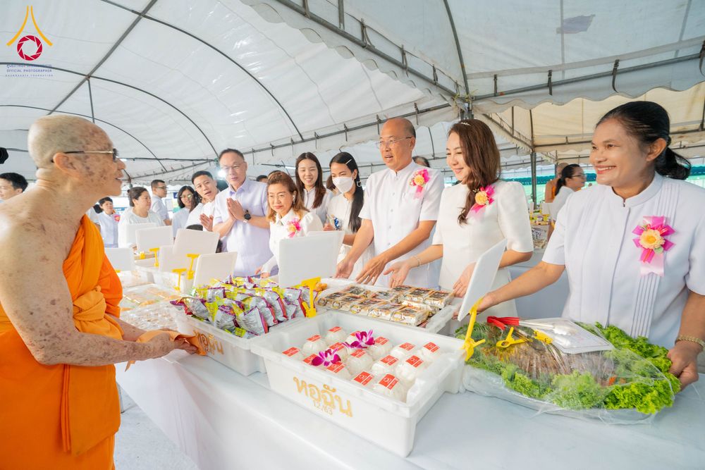 ภาพ No.297963:วันที่ 19 มกราคม พ.ศ. 2569 พิธีถวายภัตตาหารเป็นสังฆทาน แด่พระธรรมยาตรา ณ อนุสรณ์สถานบางปลา วัดบางปลา อำเภอบางเลน จังหวัดนครปฐม ในโครงการธรรมยาตรา กตัญญูบูชา มหาปูชนียาจารย์ พระมงคลเทพมุนี(สด จนฺทสโร) พระผู้ปราบมาร อนุสรณ์สถาน 7 แห่ง ปีที่ 14