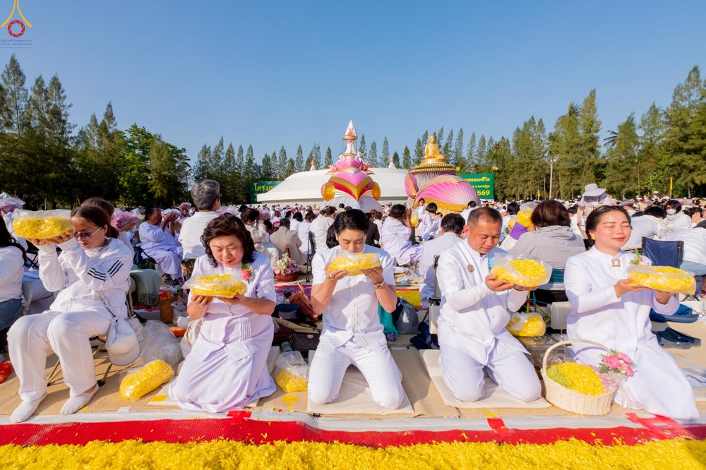 ภาพ No.290384:วันที่ 7 มกราคม พ.ศ. 2569 พิธีต้อนรับพระธรรมยาตรา ณ อนุสรณ์สถานลำดับที่ 2  สถานที่ตั้งมโนปณิธานบวชตลอดชีวิต อนุสรณ์สถานคลองบางนางแท่น (ภาพชุดที่ 2) อ.สามพราน จ.นครปฐม ในโครงการธรรมยาตรา กตัญญูบูชา มหาปูชนียาจารย์ พระมงคลเทพมุนี(สด จนฺทสโร) พระผู้ปราบมาร 