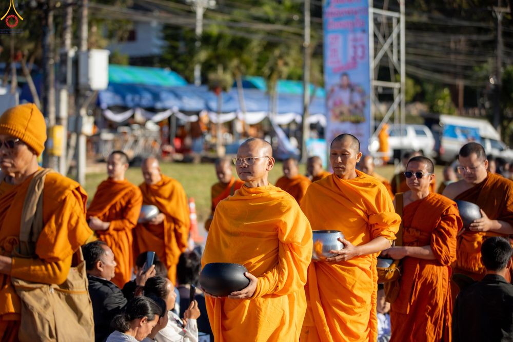 ภาพ No.281409:วันเสาร์ที่ 27 ธันวาคม พ.ศ.2568 พิธีตักบาตรพระ ๑,๐๐๐ รูป   เพื่อความเป็นสิริมงคลแก่ชีวิตและแผ่นดินไทย  มหากุศลครั้งยิ่งใหญ่แห่งปี ส่งท้ายปีเก่า ต้อนรับปีใหม่  ณ ถนนหน้าที่ว่าการอำเภอภูเรือ จังหวัดเลย